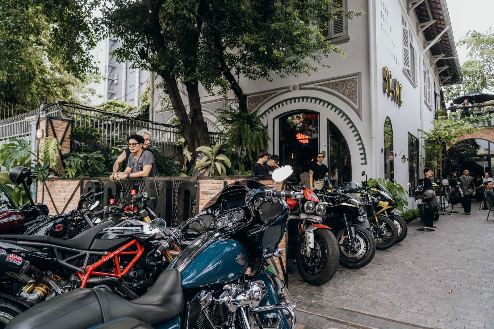 SCMC clubhouse, Saigon Classic Motorcycles Club, Nhà hàng bistro