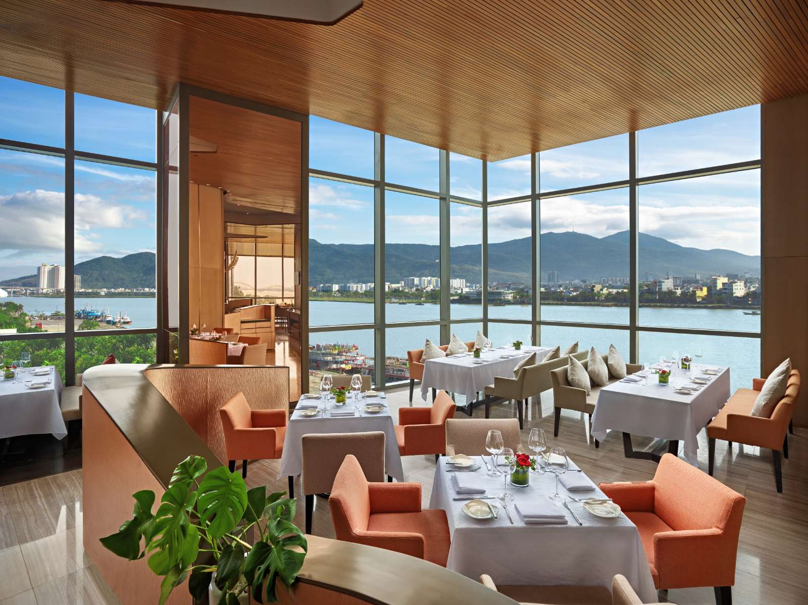 Novotel Danang Premier Han River, Đầu bếp Kim Hyunjun, chương trình ẩm thực, Nhà hàng The Square  
