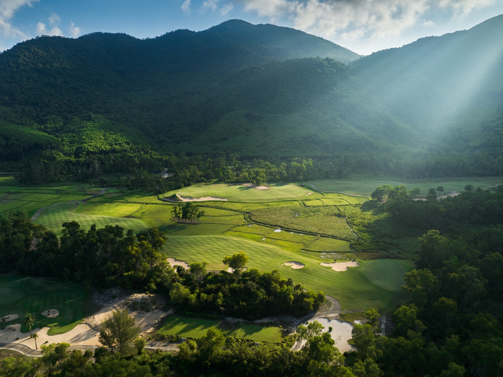 Laguna Lăng Cô, Sân golf Laguna Lăng Cô, ẩm thực tại Laguna Lăng Cô, trải nghiệm nghỉ dưỡng cao cấp, khu resort 5 sao, lưu trú tại huế