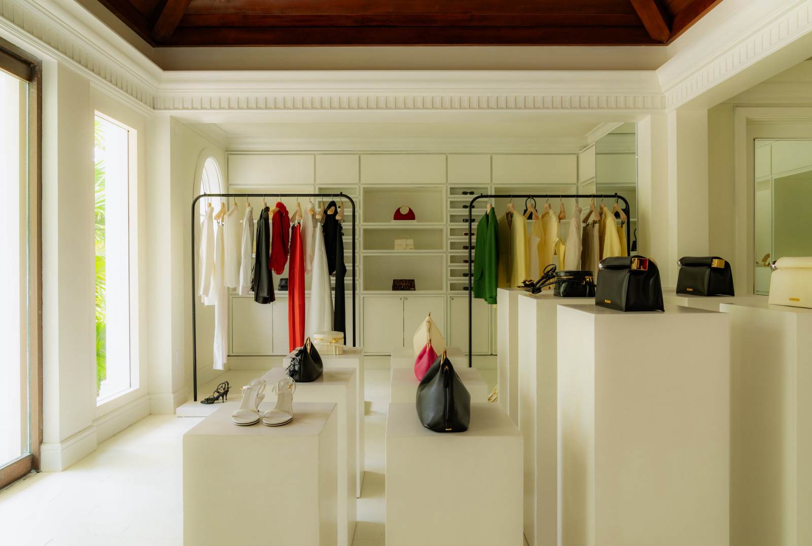khu nghỉ dưỡng sang trọng, thương hiệu cao cấp, luxury resorts and brands, Four Seasons Bahamas Resort x Jacquemus, Le Bristol Paris x Sporty & Rich, Four Seasons Resort The Nam Hải x Dior, Waldorf Astoria x Aston Martin