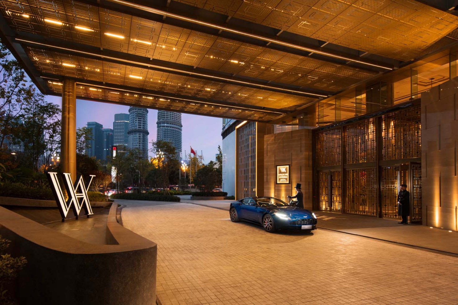 khu nghỉ dưỡng sang trọng, thương hiệu cao cấp, luxury resorts and brands, Four Seasons Bahamas Resort x Jacquemus, Le Bristol Paris x Sporty & Rich, Four Seasons Resort The Nam Hải x Dior, Waldorf Astoria x Aston Martin