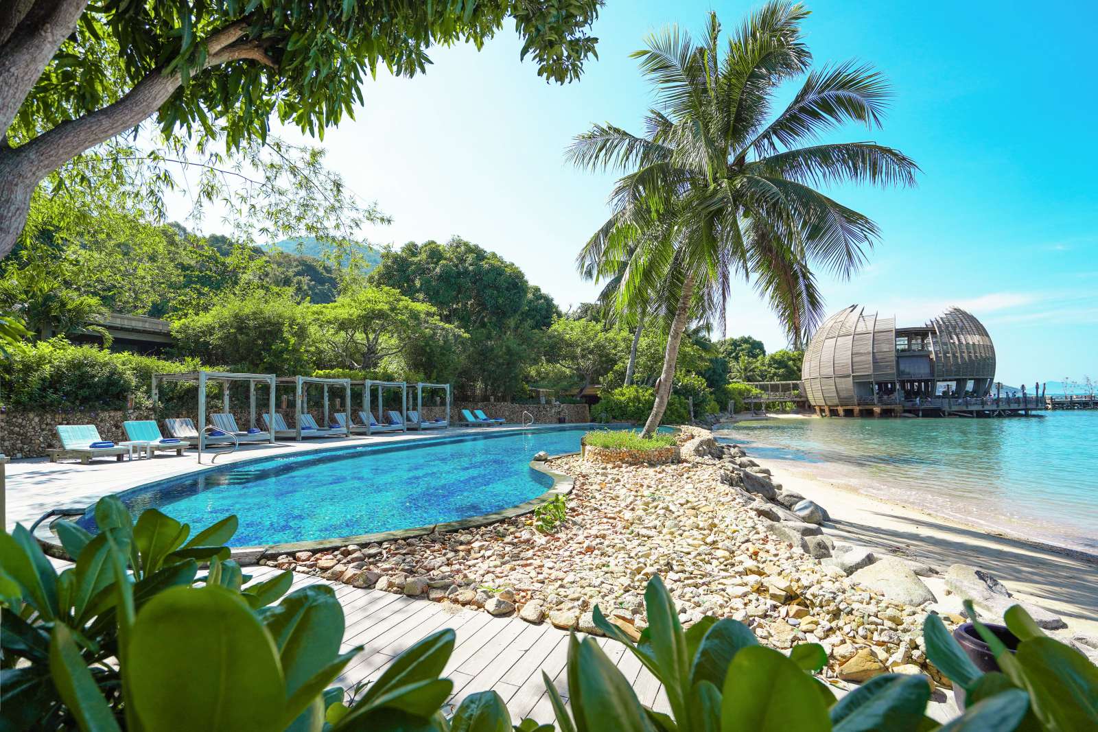 Cách thành phố Nha Trang khoảng 20km, An Lâm Retreat Ninh Vân Bay là một địa điểm riêng tư, biệt lập, được ôm ấp trọn vẹn bởi núi non hùng vĩ và vịnh biển trải dài. Đây sẽ là một lựa chọn tuyệt vời dành cho những du khách yêu thích sự yên tĩnh, cần c