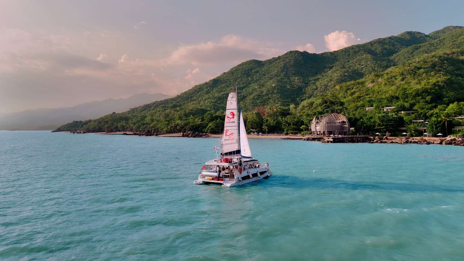 Cách thành phố Nha Trang khoảng 20km, An Lâm Retreat Ninh Vân Bay là một địa điểm riêng tư, biệt lập, được ôm ấp trọn vẹn bởi núi non hùng vĩ và vịnh biển trải dài. Đây sẽ là một lựa chọn tuyệt vời dành cho những du khách yêu thích sự yên tĩnh, cần c