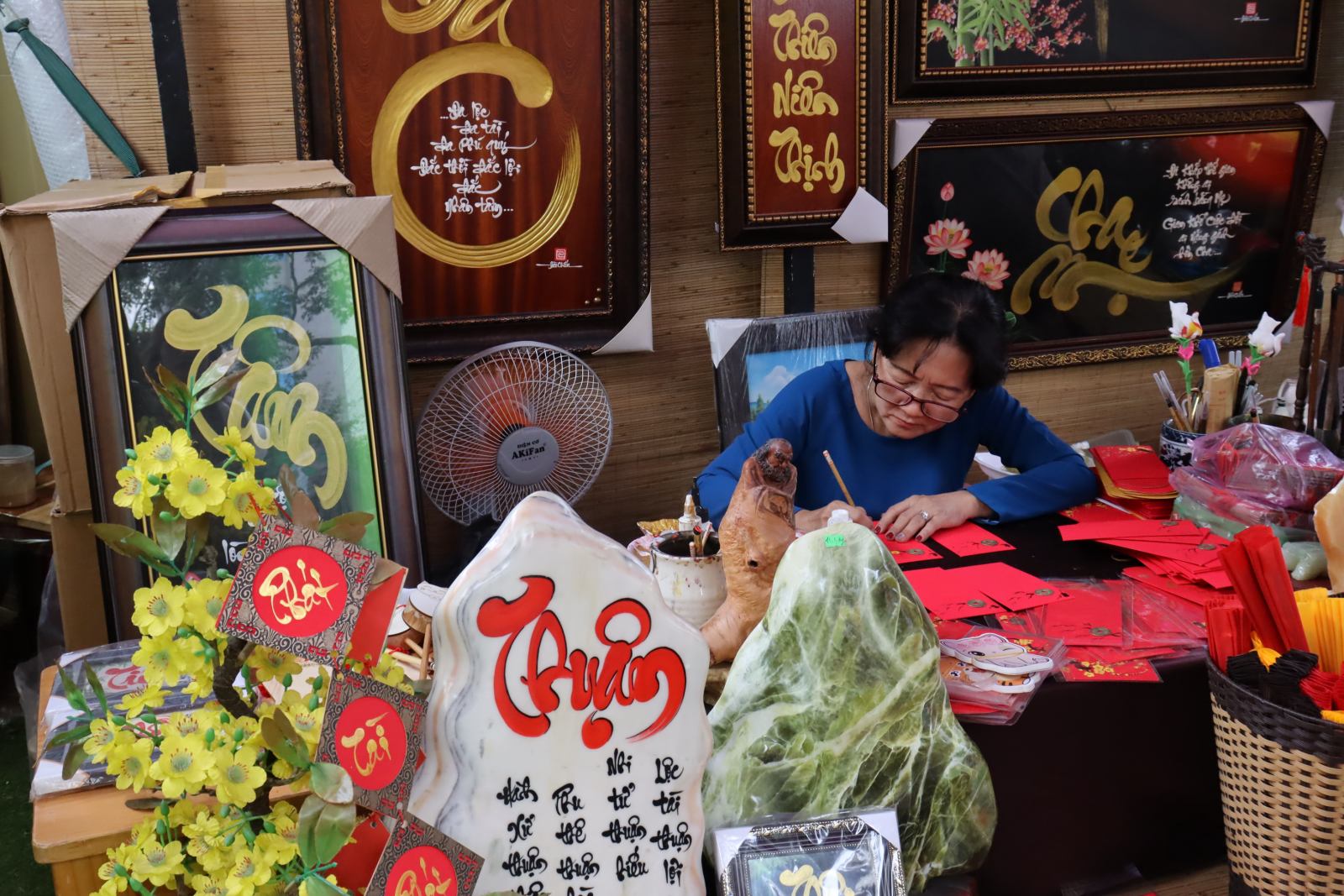 dao-pho-ong-do-tet-2023-xuan-quy-mao