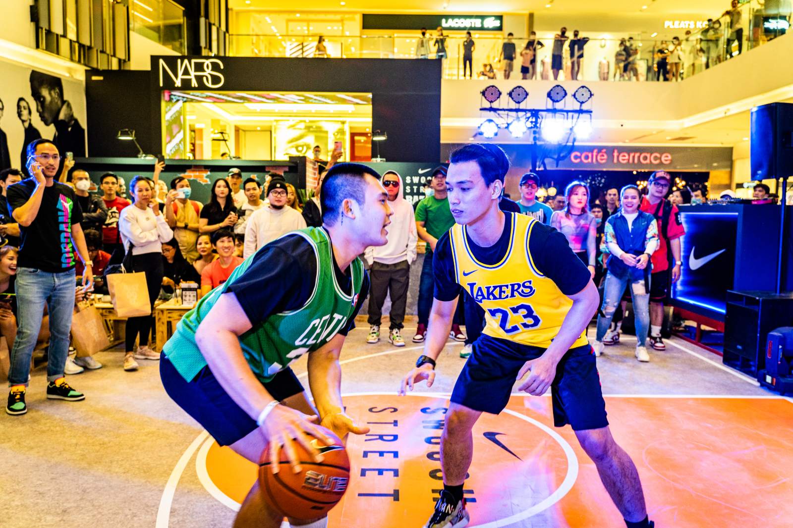 NIKE, Nghệ thuật đường phố, Event, Văn hóa nghệ thuật, Jordan 1, Jordan 1 High OG, Jordan 1 Bred, wowweekend, tạp chí, Swoosh Street Battle, Wowwy, Yuno Bigboi, Yuno Big Boy, Lăng LD, Lăng Lựu Đạn, Phillp Nguyễn, Louis Nguyễn, V VSix, Rapviet, Rap Việt