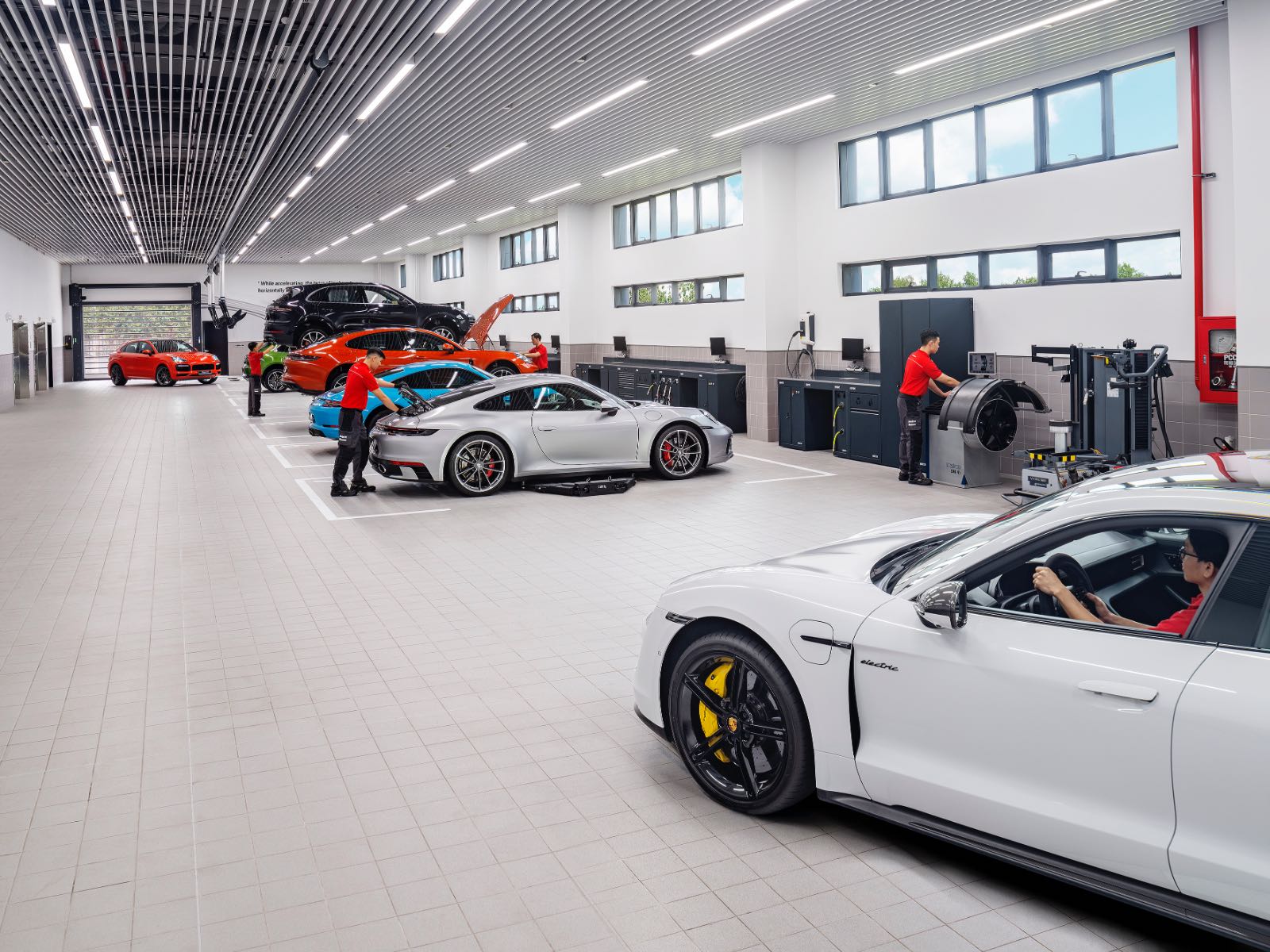 porsche, trung tâm porsche mới, trung tâm porsche sài gòn mới