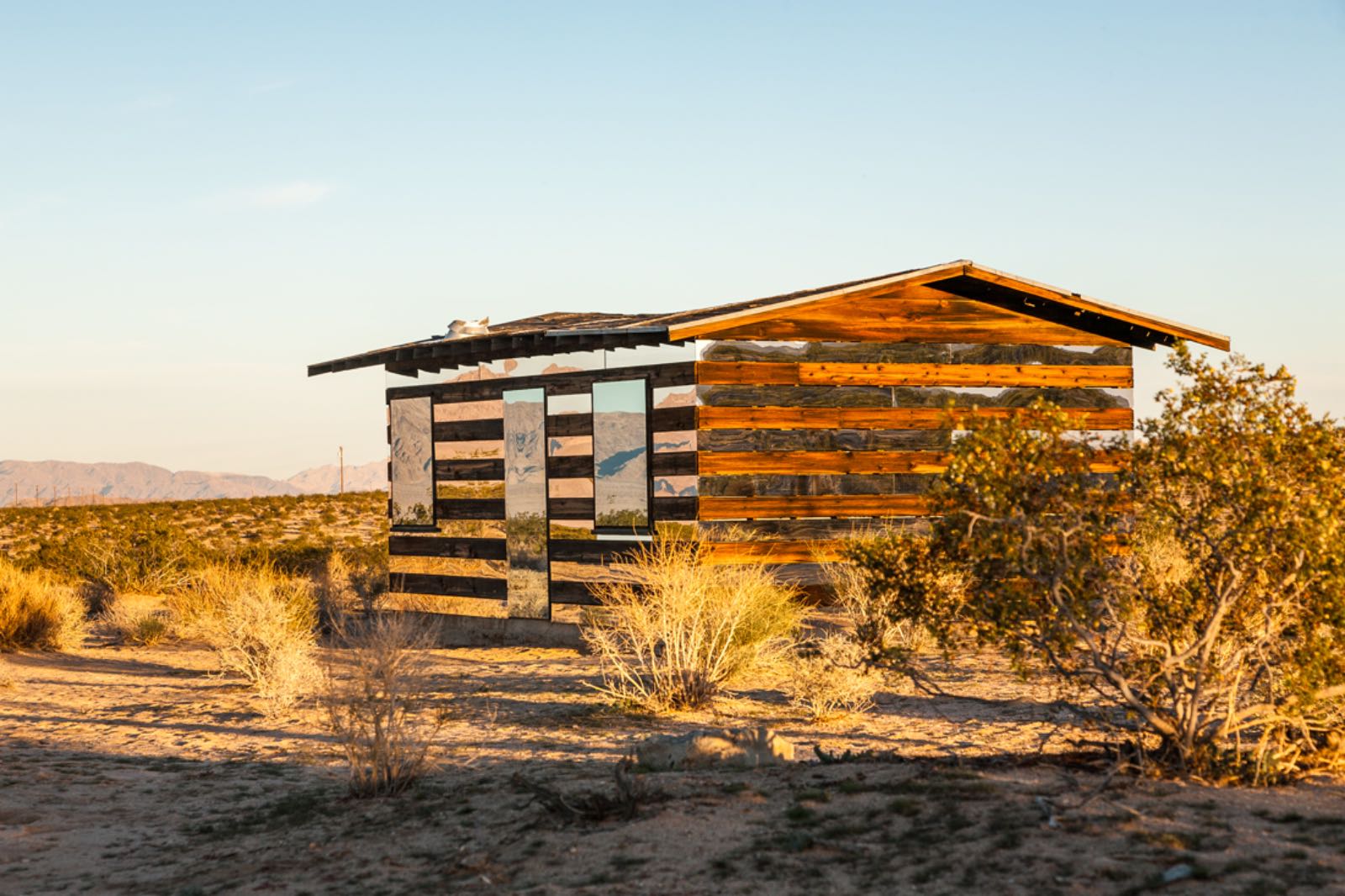 lucid stead, nhà gương, nhà gương trong suốt, sa mạc