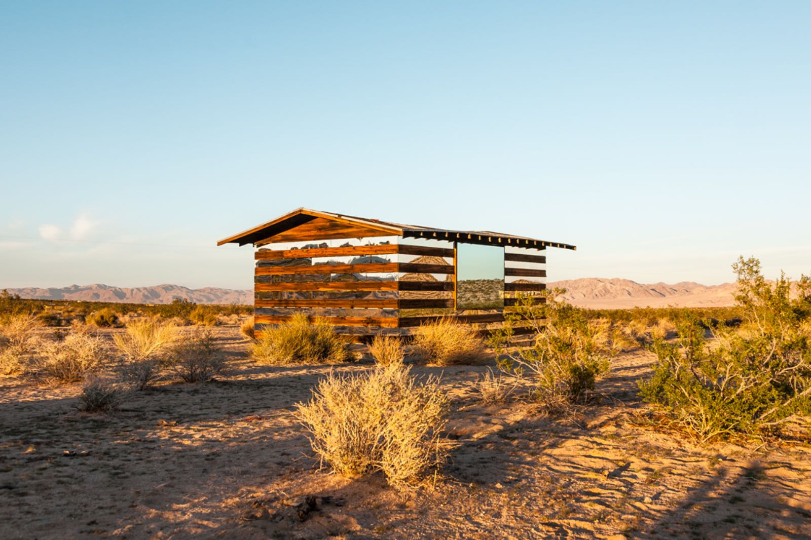 lucid stead, nhà gương, nhà gương trong suốt, sa mạc