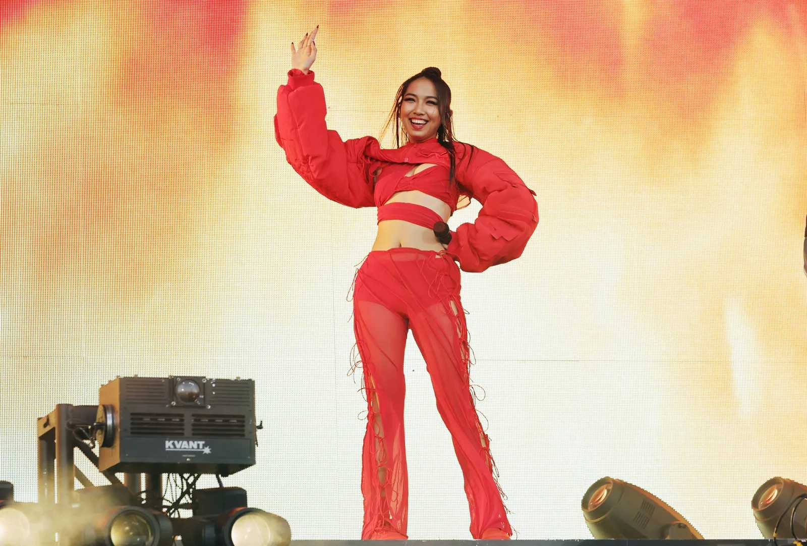 WWK-coachella-2022-best-outfit-trang-phuc-an-tuong-fashion-milli