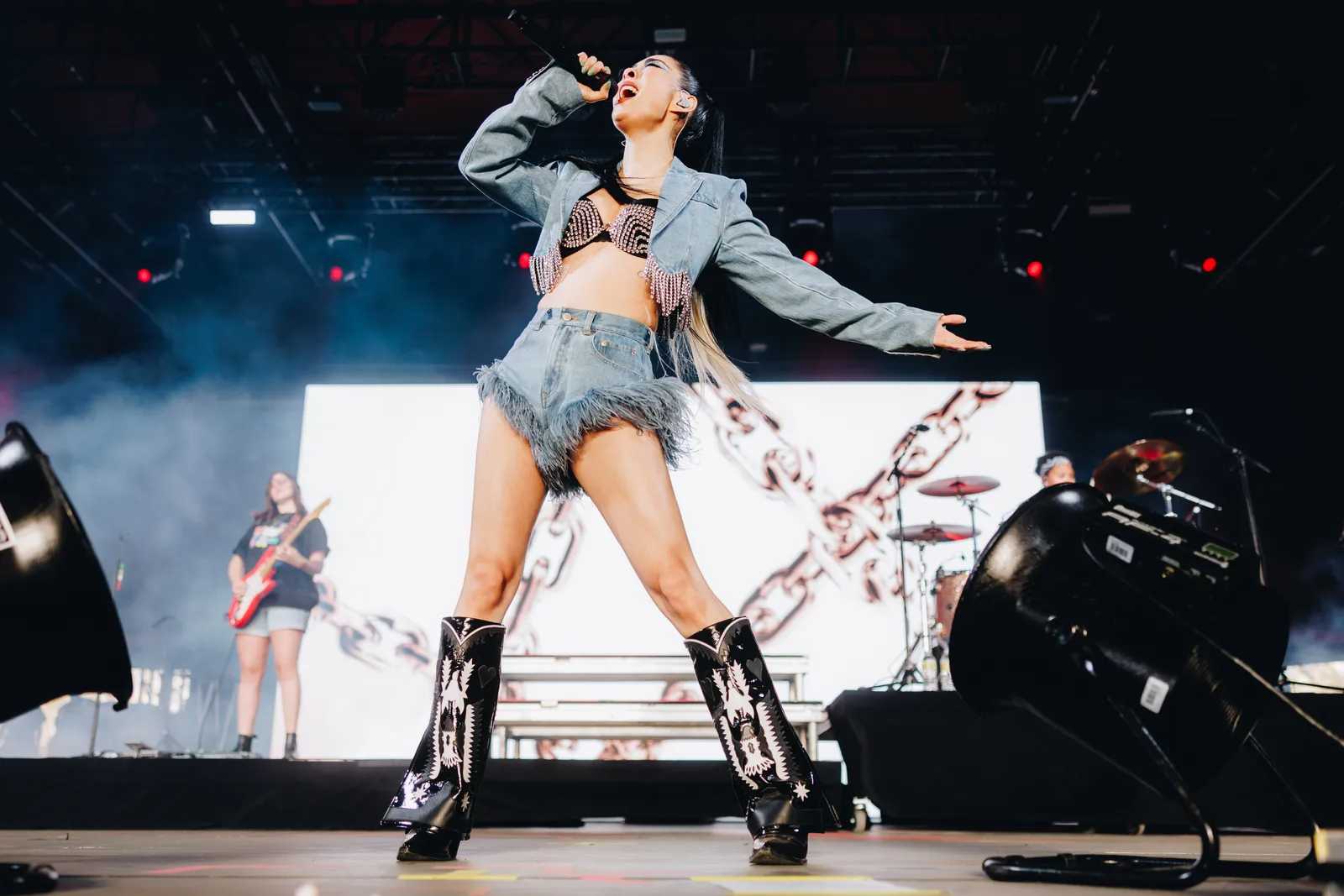 WWK-coachella-2022-best-outfit-trang-phuc-an-tuong-fashion