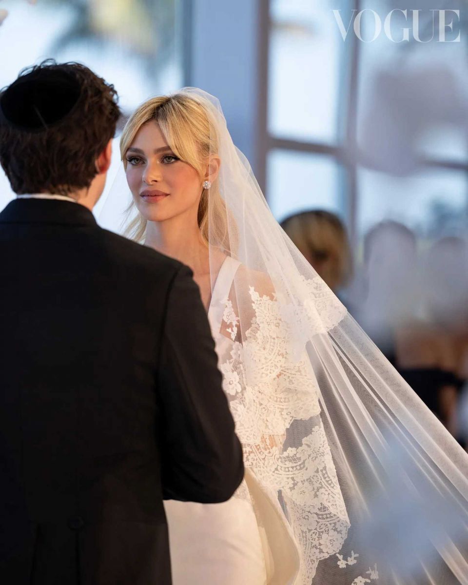 Nicola Peltz, Brooklyn Beckham, Beckham, wedding dress, váy cưới Nicola Peltz, Valentino custom wedding dress