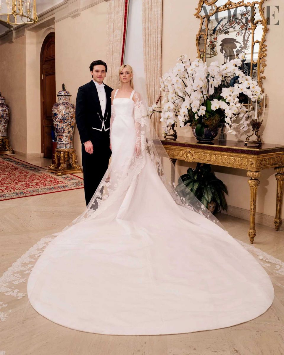 Nicola Peltz, Brooklyn Beckham, Beckham, wedding dress, váy cưới Nicola Peltz, Valentino custom wedding dress