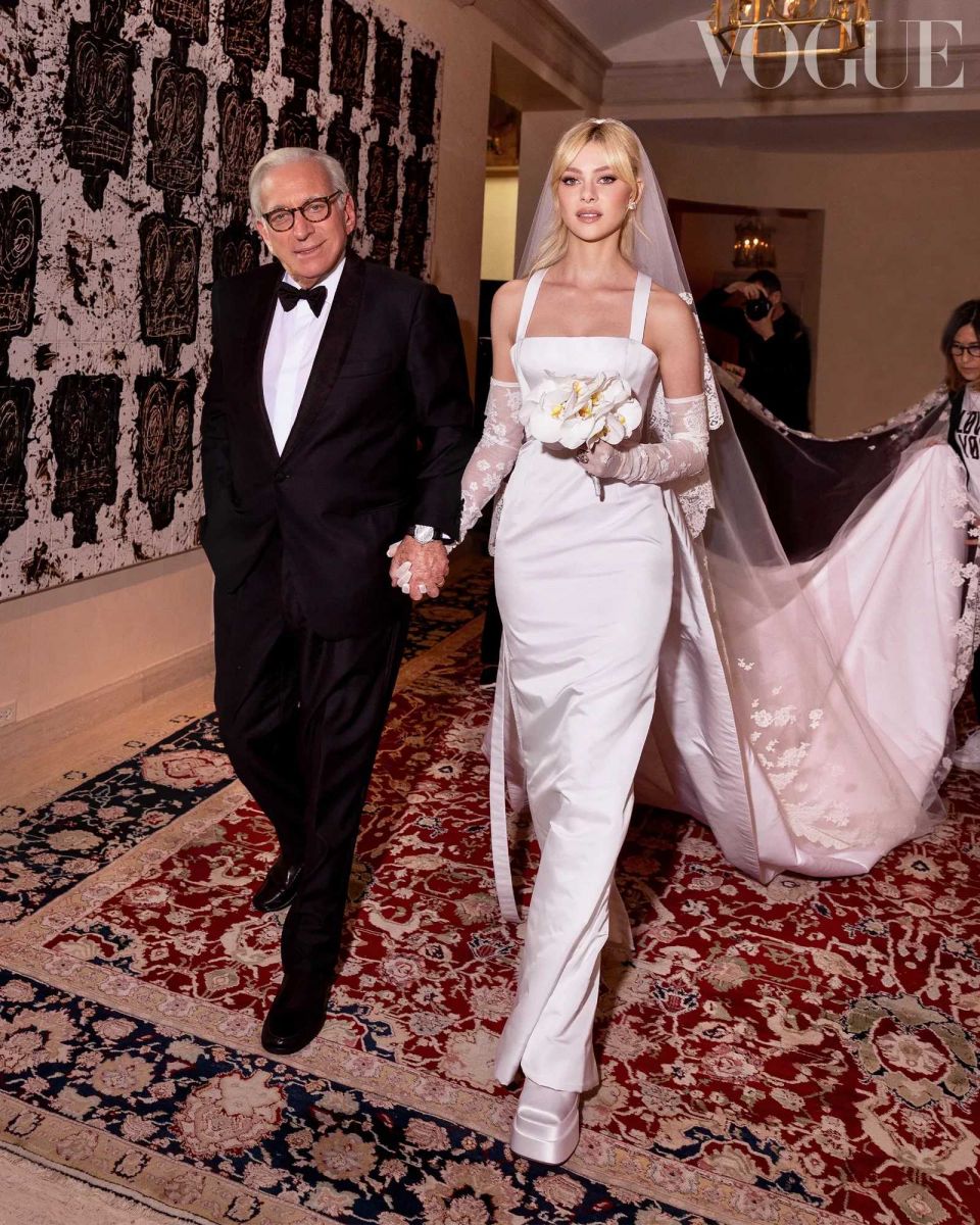 Nicola Peltz, Brooklyn Beckham, Beckham, wedding dress, váy cưới Nicola Peltz, Valentino custom wedding dress