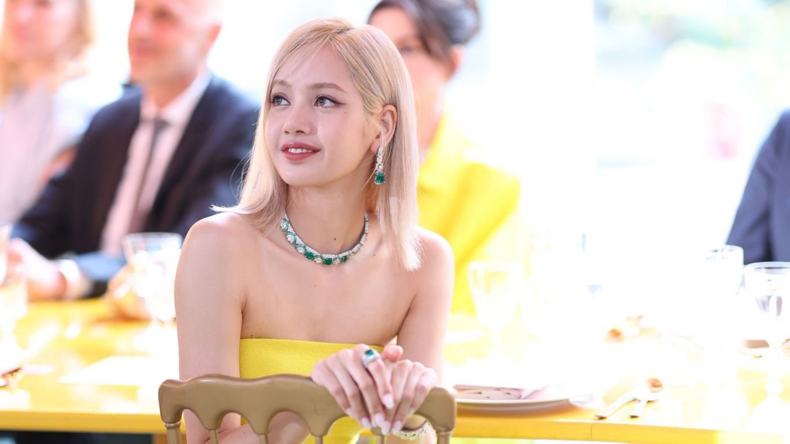 lisa-blackpink-su-kien-bvlgari-eden-the-garden-of-wonders-2022-anne-hathaway