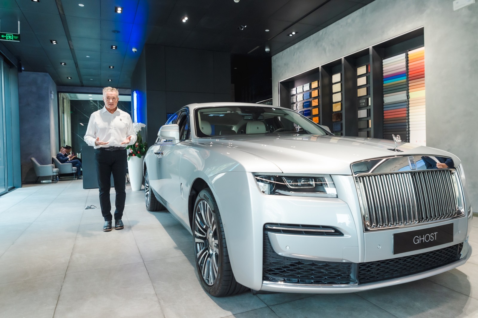 rolls-royce-new-ghost-tai-xe-chuyen-nghiep