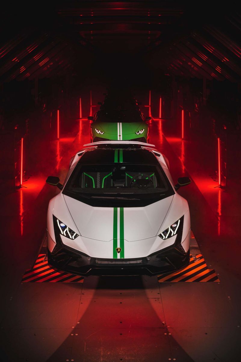 Mẫu xe Huracán STO (Super Trofeo Omologata) là đại diện cho hiệu suất đỉnh cao của gia đình Huracán, nổi bật với động cơ V10 hút khí tự nhiên 640 mã lực. Phát hành kỷ niệm 60 năm này có hai phiên bản ngoại hình, và đều được lấy cảm hứng từ trang phục thể thao của những vận động viên hoặc đội tuyển thể thao sử dụng đồng phục có tông màu đồng điệu.