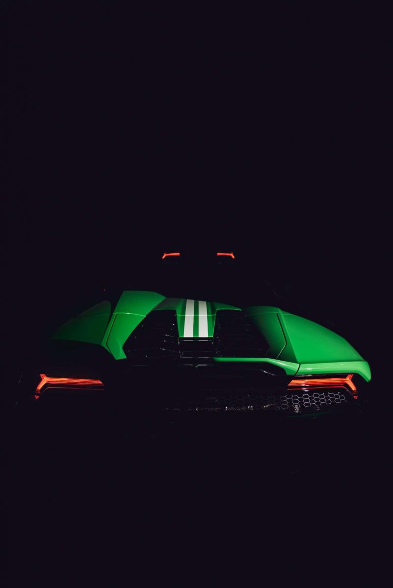 Mẫu xe Huracán STO (Super Trofeo Omologata) là đại diện cho hiệu suất đỉnh cao của gia đình Huracán, nổi bật với động cơ V10 hút khí tự nhiên 640 mã lực. Phát hành kỷ niệm 60 năm này có hai phiên bản ngoại hình, và đều được lấy cảm hứng từ trang phục thể thao của những vận động viên hoặc đội tuyển thể thao sử dụng đồng phục có tông màu đồng điệu.