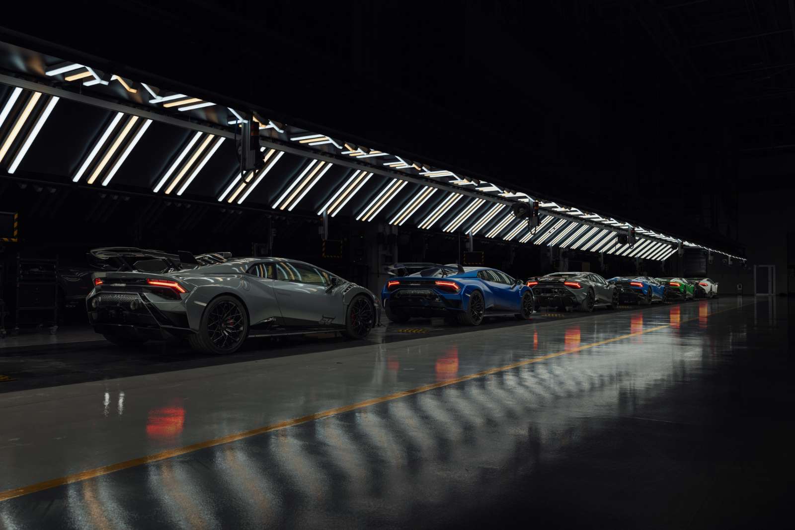 Mẫu xe Huracán STO (Super Trofeo Omologata) là đại diện cho hiệu suất đỉnh cao của gia đình Huracán, nổi bật với động cơ V10 hút khí tự nhiên 640 mã lực. Phát hành kỷ niệm 60 năm này có hai phiên bản ngoại hình, và đều được lấy cảm hứng từ trang phục thể thao của những vận động viên hoặc đội tuyển thể thao sử dụng đồng phục có tông màu đồng điệu.