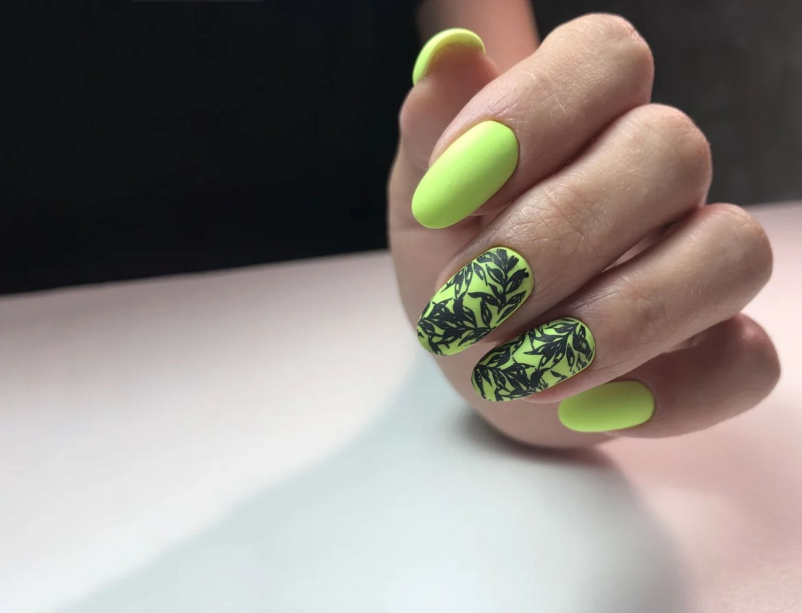 nails-trend-summer-2023-lime-green-xanh-la-chanh