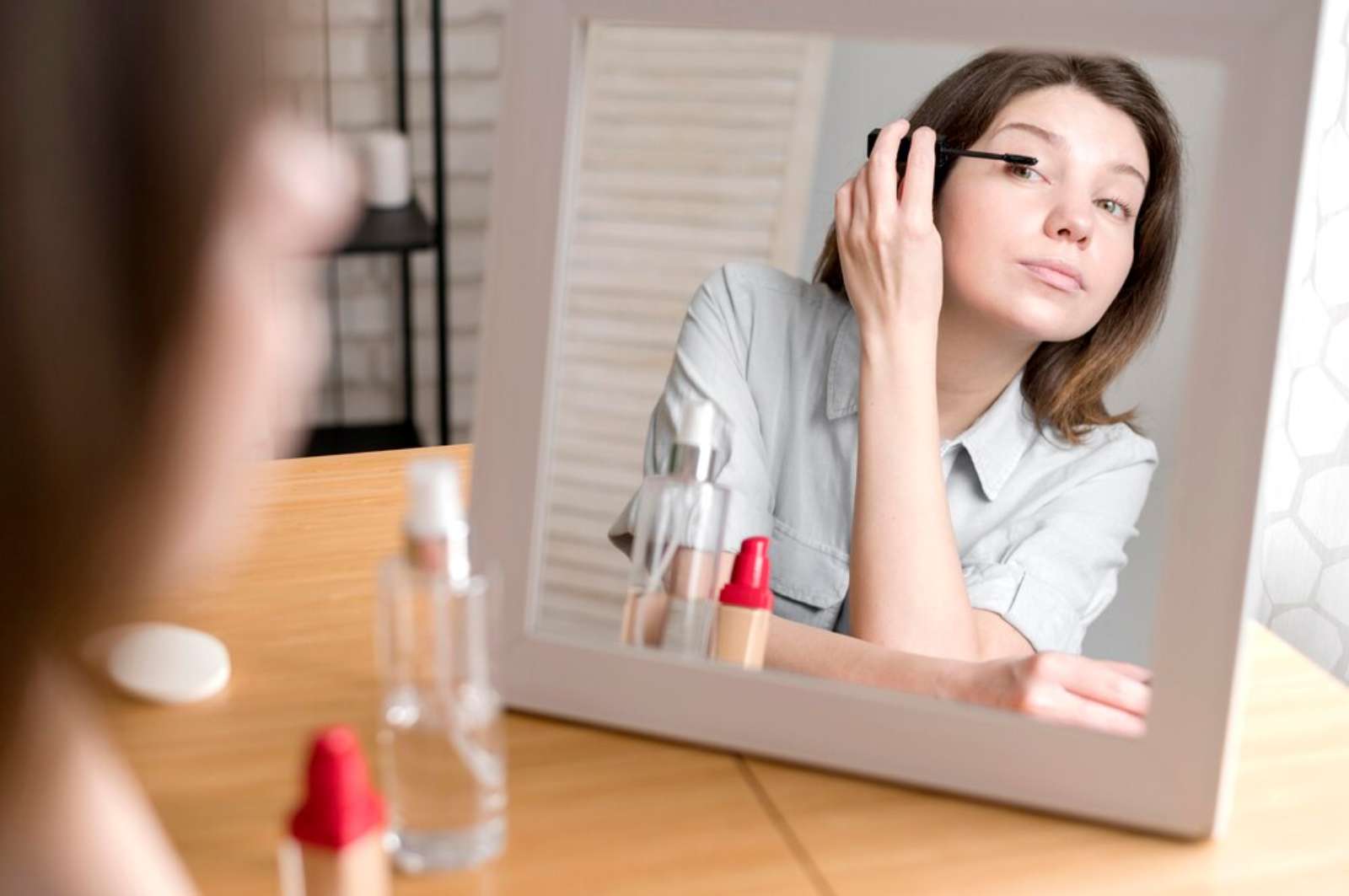 Làm thế nào để giữ lớp trang điểm lâu trôi vào những ngày mưa?