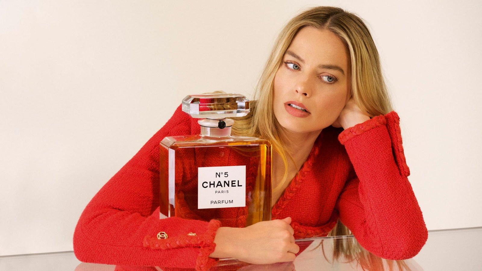 nước hoa và thời trang, perfume and fashion, Prada, Chanel, Dior, YSL, Chanel No 5, Dior Sauvage, Prada Paradoxe, YSL Libre, emma watson, dua lipa, johnny deep