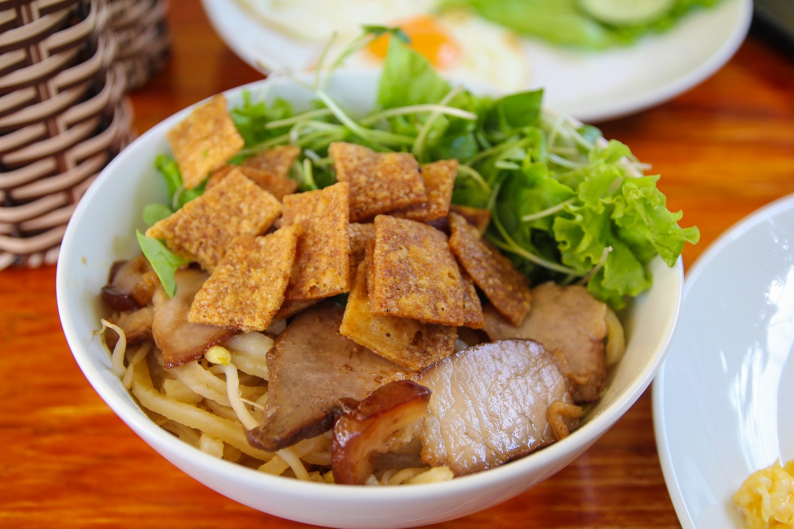 cao-lau-dac-san-hoi-an