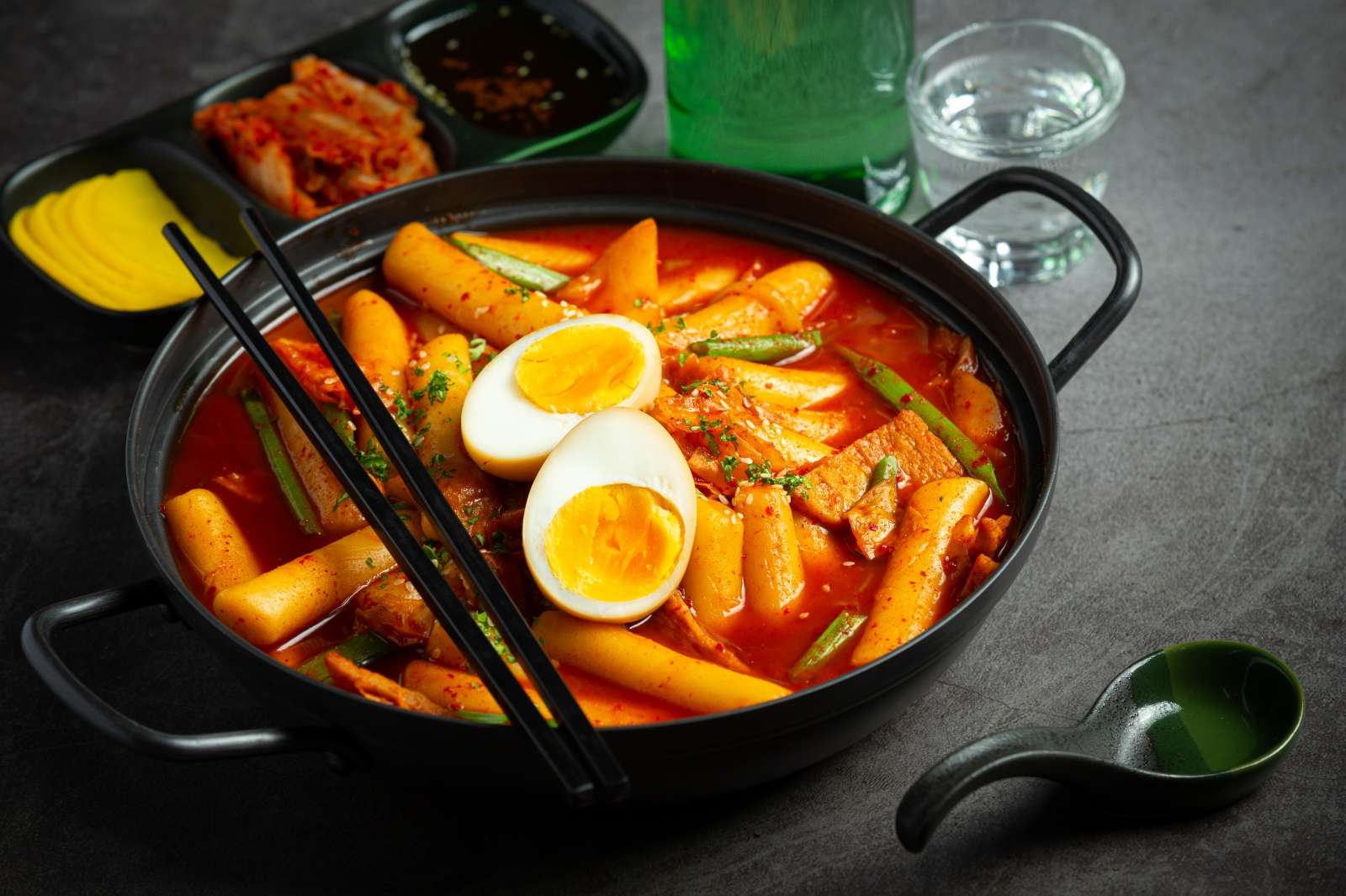 ẩm thực mùa đông, món ăn ấm người, ẩm thực mùa đông, Tteokbokki, Sủi dìn, oden, Goulash, Solyanka, Hotdish, Cheese fondue 