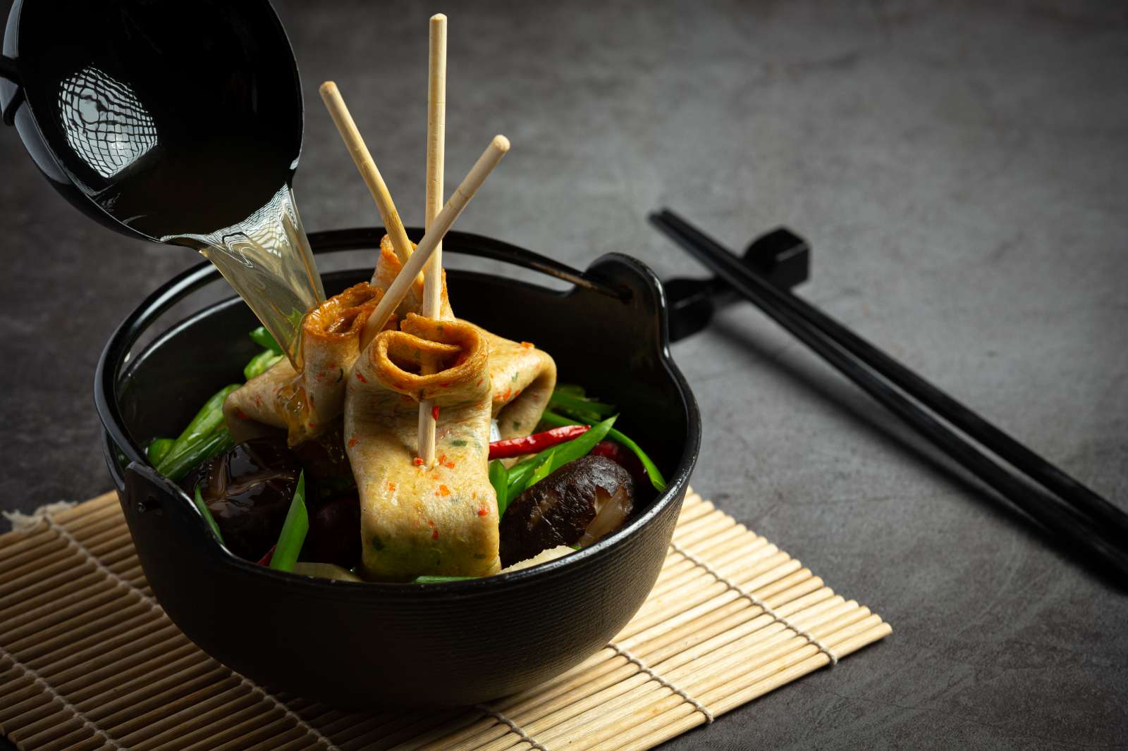ẩm thực mùa đông, món ăn ấm người, ẩm thực mùa đông, Tteokbokki, Sủi dìn, oden, Goulash, Solyanka, Hotdish, Cheese fondue 