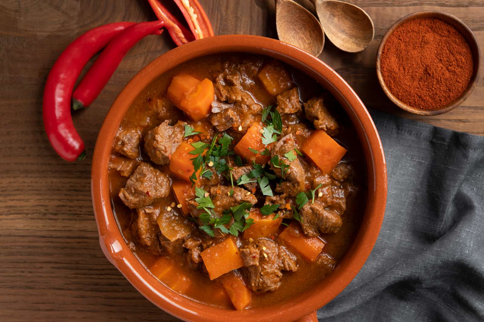 ẩm thực mùa đông, món ăn ấm người, ẩm thực mùa đông, Tteokbokki, Sủi dìn, oden, Goulash, Solyanka, Hotdish, Cheese fondue 