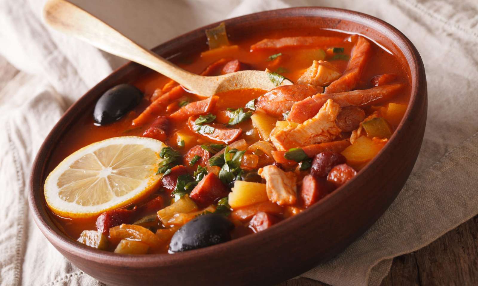 ẩm thực mùa đông, món ăn ấm người, ẩm thực mùa đông, Tteokbokki, Sủi dìn, oden, Goulash, Solyanka, Hotdish, Cheese fondue 