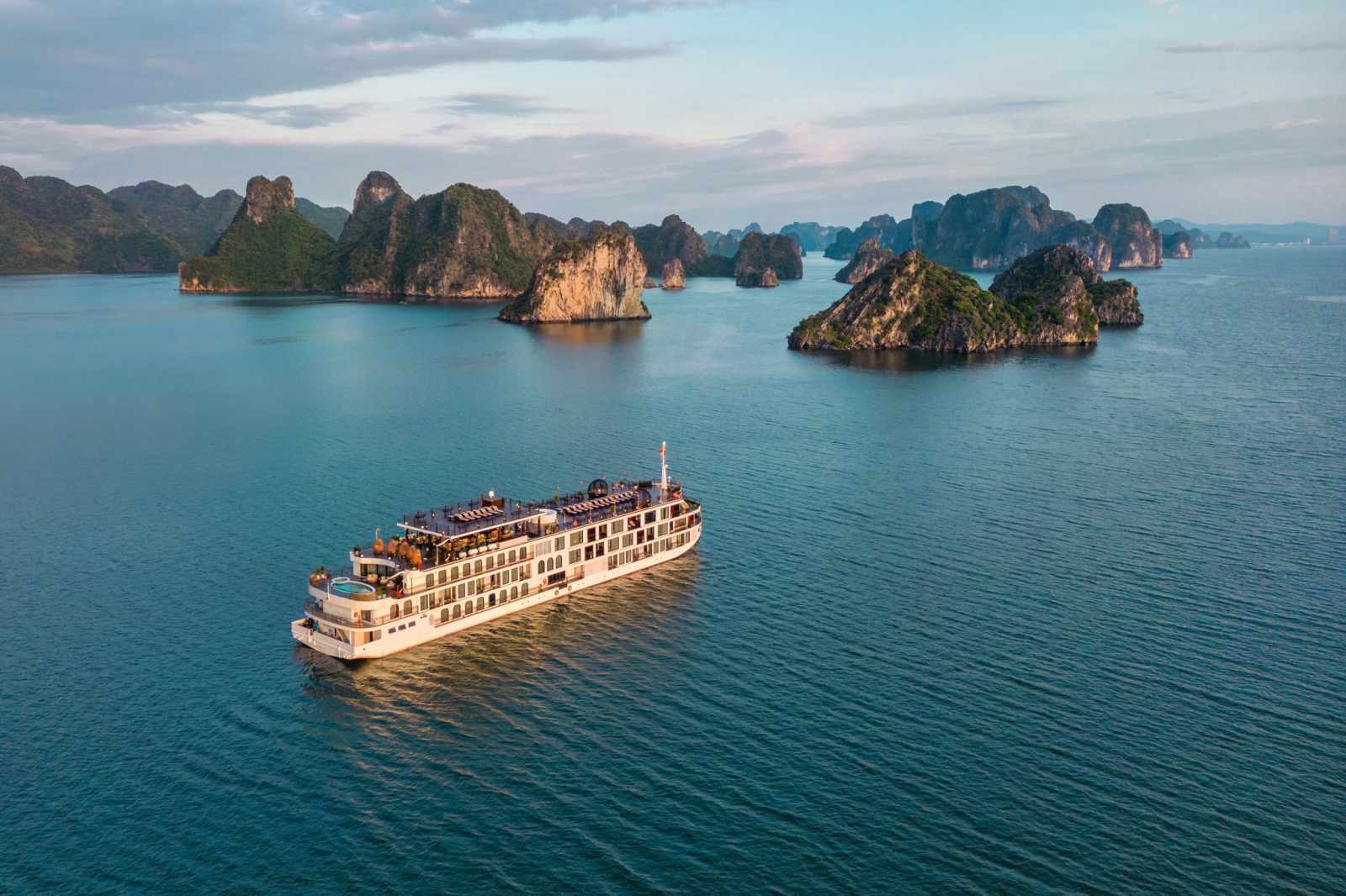 trải nghiệm du thuyền, du thuyền hạng sang, du thuyền Việt Nam, tour du thuyền, du thuyền Hạ Long, Ambassador Cruise I, Indochine Premium, Heritage Cruises Bình Chuẩn, Emperor Cruises Nha Trang