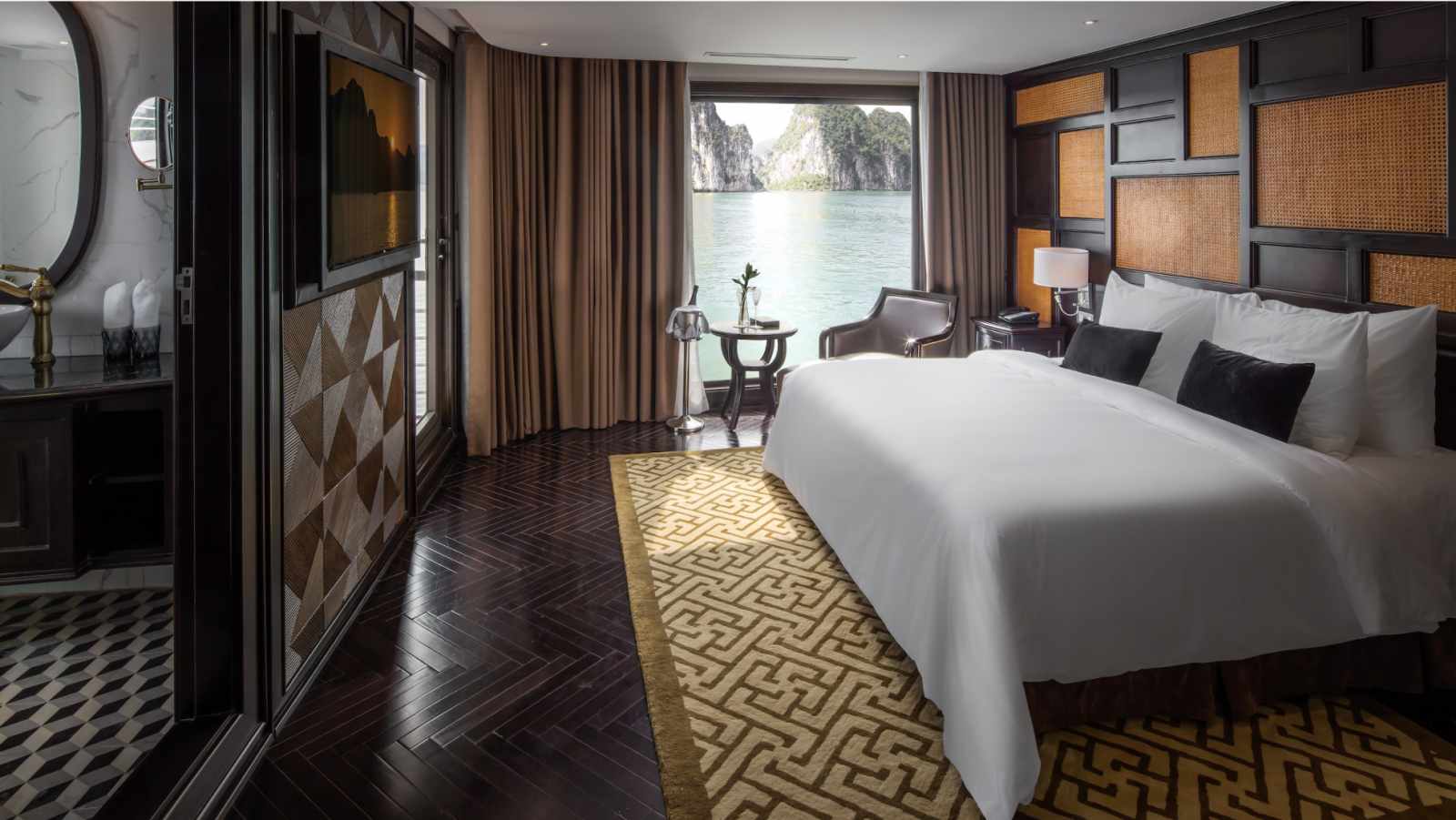 trải nghiệm du thuyền, du thuyền hạng sang, du thuyền Việt Nam, tour du thuyền, du thuyền Hạ Long, Ambassador Cruise I, Indochine Premium, Heritage Cruises Bình Chuẩn, Emperor Cruises Nha Trang