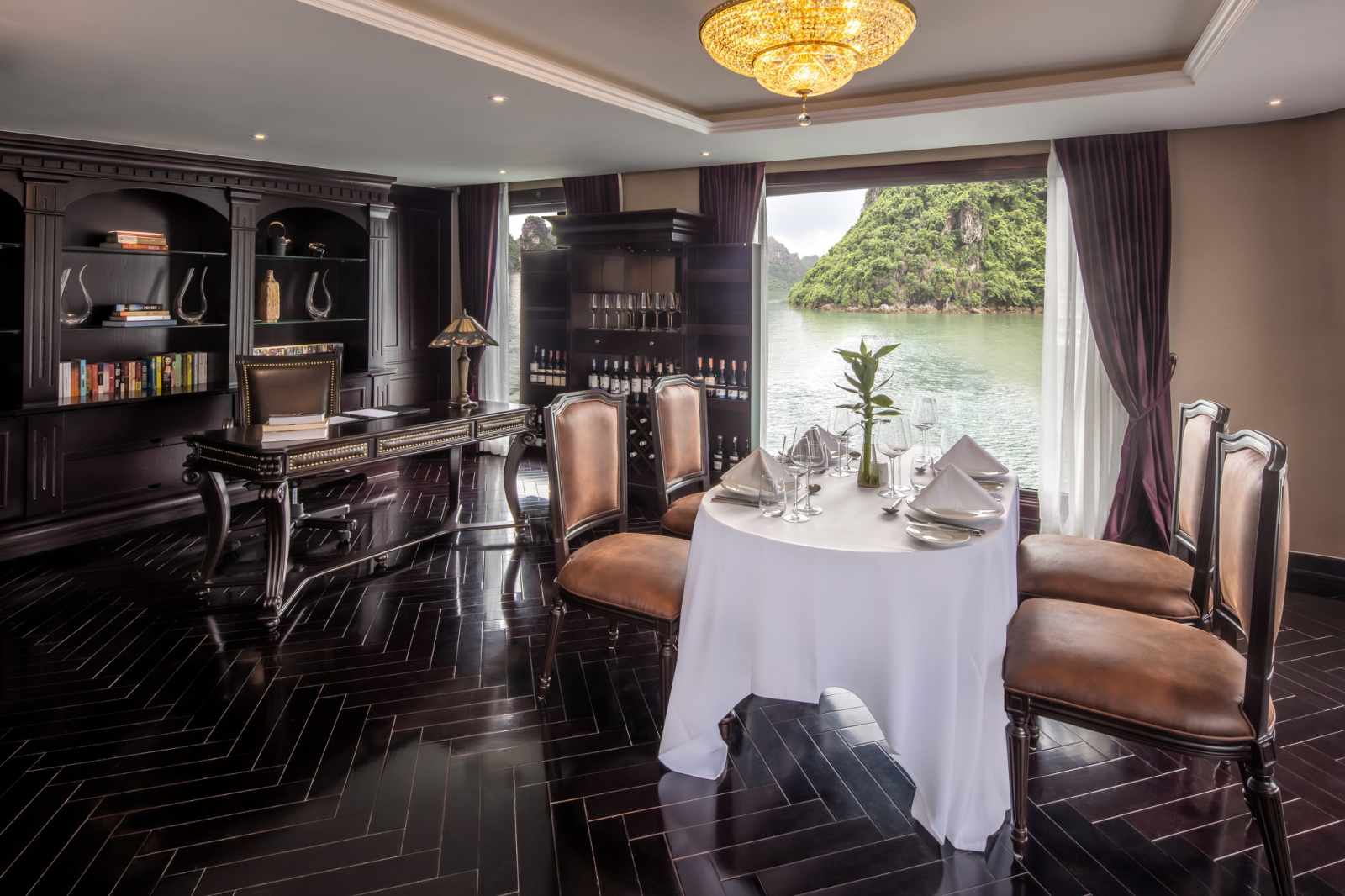 trải nghiệm du thuyền, du thuyền hạng sang, du thuyền Việt Nam, tour du thuyền, du thuyền Hạ Long, Ambassador Cruise I, Indochine Premium, Heritage Cruises Bình Chuẩn, Emperor Cruises Nha Trang