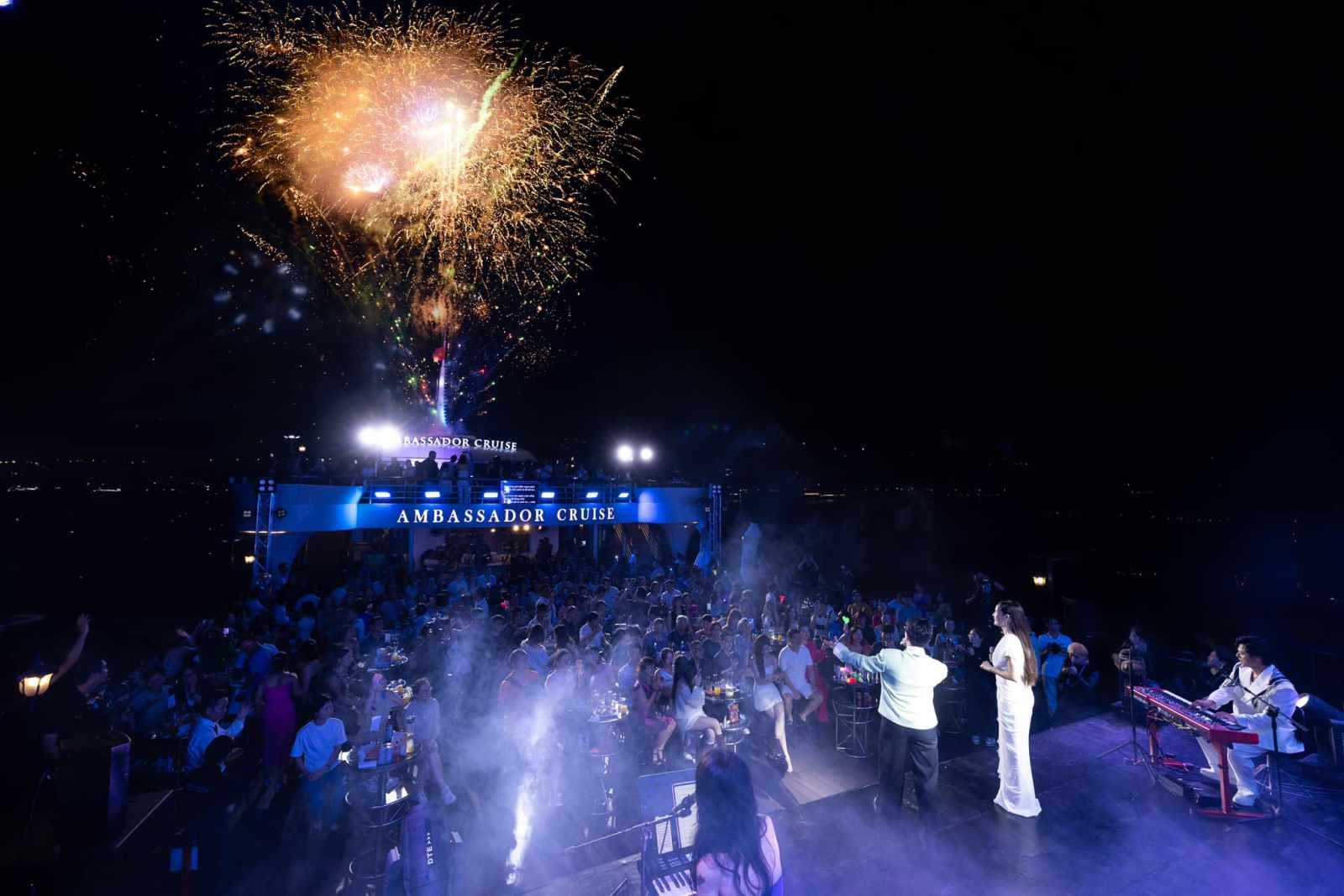 trải nghiệm du thuyền, du thuyền hạng sang, du thuyền Việt Nam, tour du thuyền, du thuyền Hạ Long, Ambassador Cruise I, Indochine Premium, Heritage Cruises Bình Chuẩn, Emperor Cruises Nha Trang