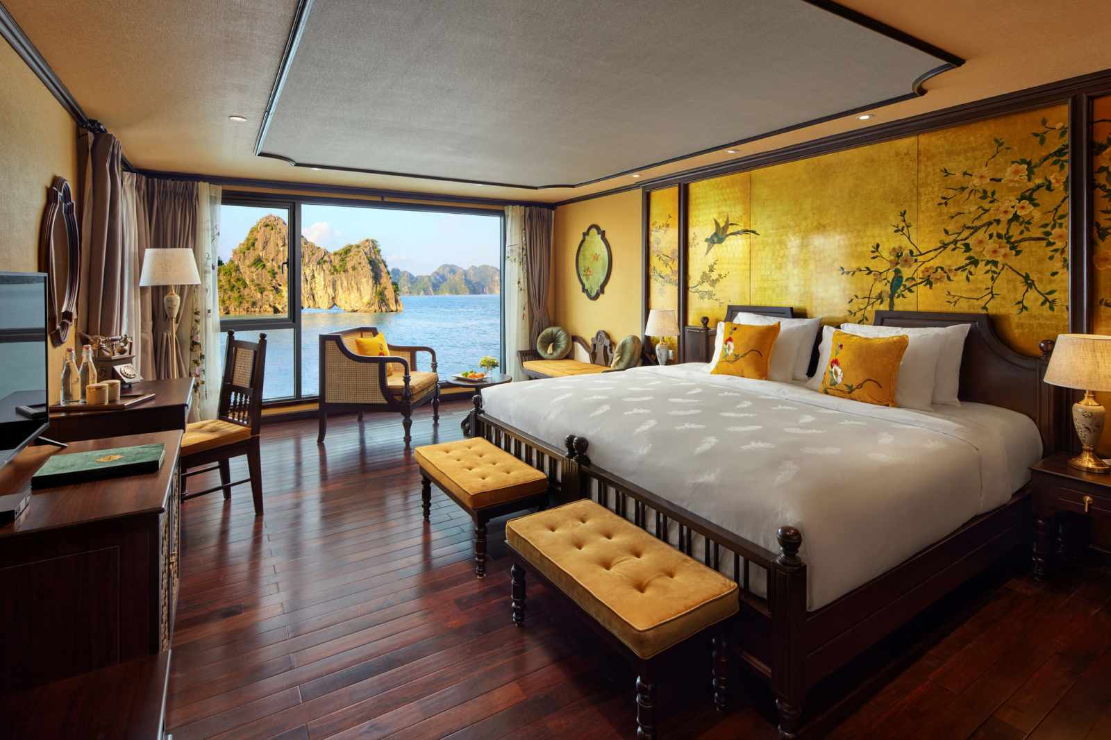trải nghiệm du thuyền, du thuyền hạng sang, du thuyền Việt Nam, tour du thuyền, du thuyền Hạ Long, Ambassador Cruise I, Indochine Premium, Heritage Cruises Bình Chuẩn, Emperor Cruises Nha Trang