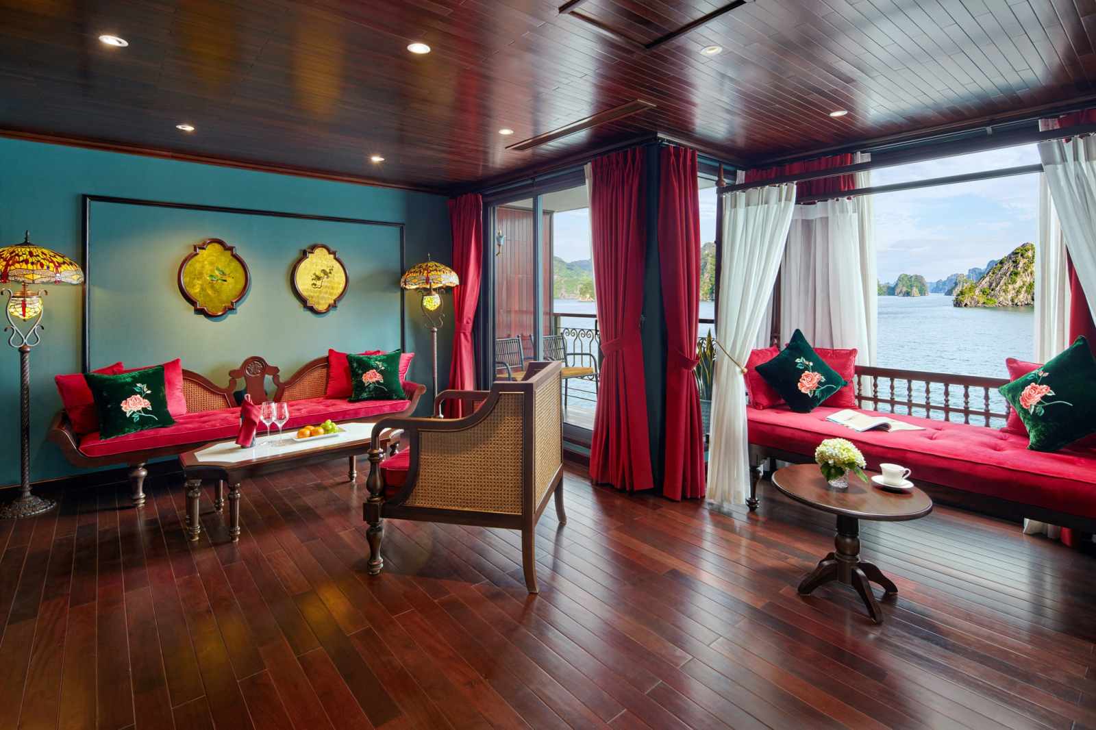 trải nghiệm du thuyền, du thuyền hạng sang, du thuyền Việt Nam, tour du thuyền, du thuyền Hạ Long, Ambassador Cruise I, Indochine Premium, Heritage Cruises Bình Chuẩn, Emperor Cruises Nha Trang
