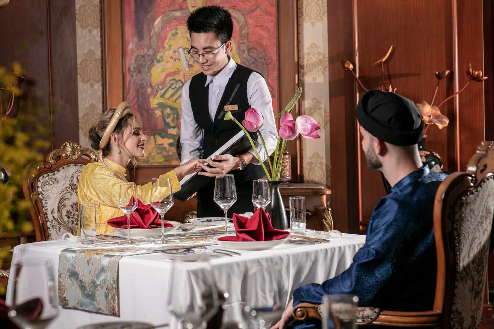 trải nghiệm du thuyền, du thuyền hạng sang, du thuyền Việt Nam, tour du thuyền, du thuyền Hạ Long, Ambassador Cruise I, Indochine Premium, Heritage Cruises Bình Chuẩn, Emperor Cruises Nha Trang