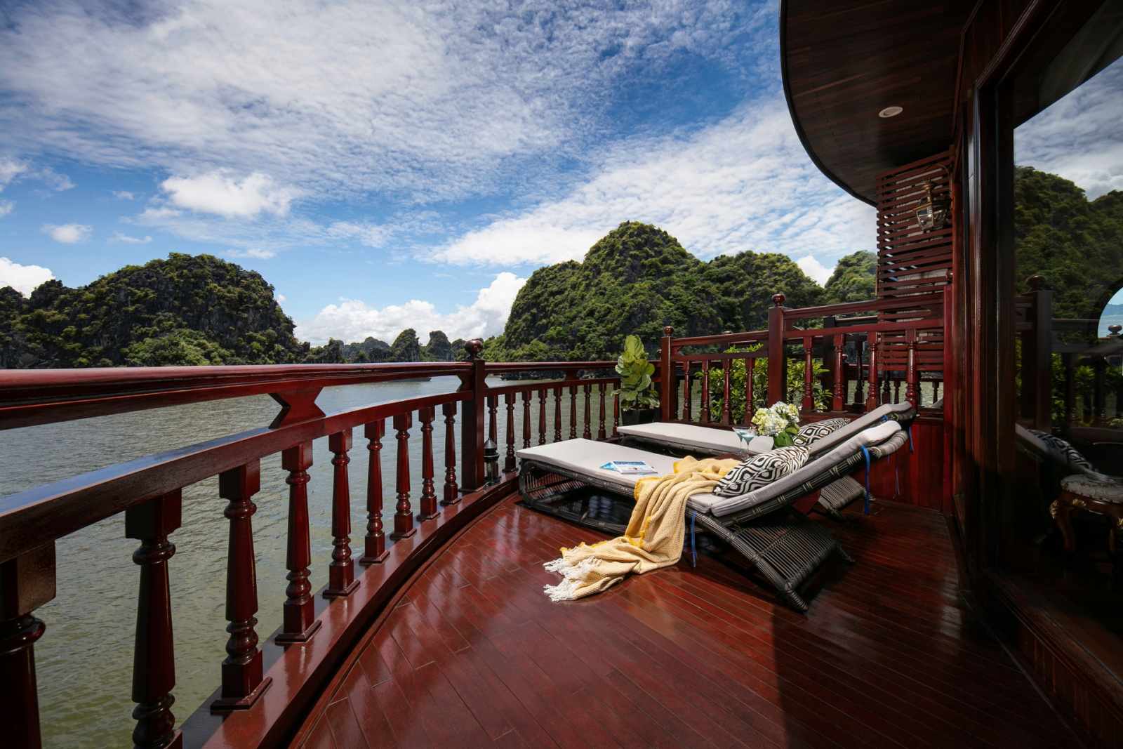 trải nghiệm du thuyền, du thuyền hạng sang, du thuyền Việt Nam, tour du thuyền, du thuyền Hạ Long, Ambassador Cruise I, Indochine Premium, Heritage Cruises Bình Chuẩn, Emperor Cruises Nha Trang