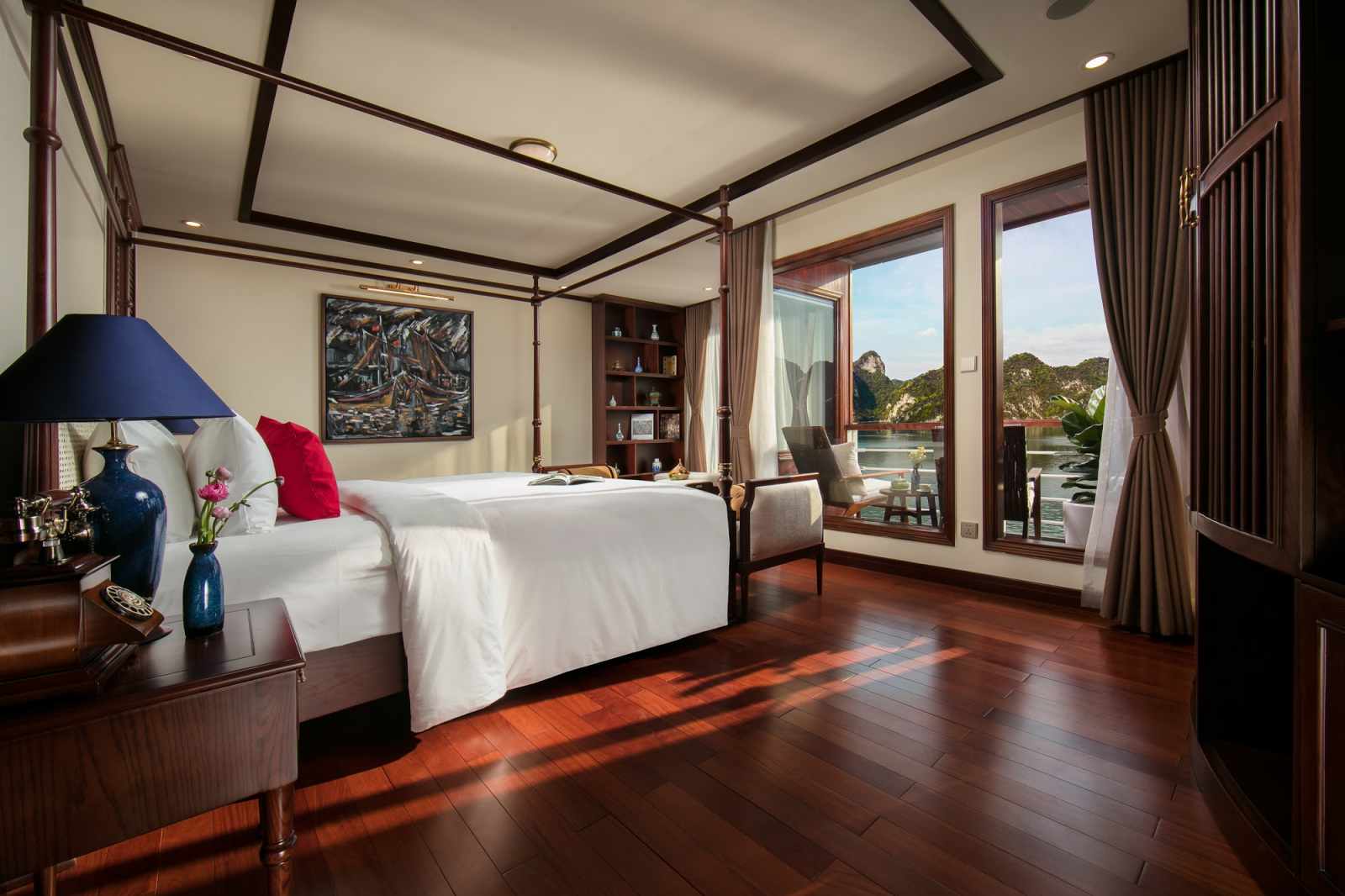 trải nghiệm du thuyền, du thuyền hạng sang, du thuyền Việt Nam, tour du thuyền, du thuyền Hạ Long, Ambassador Cruise I, Indochine Premium, Heritage Cruises Bình Chuẩn, Emperor Cruises Nha Trang