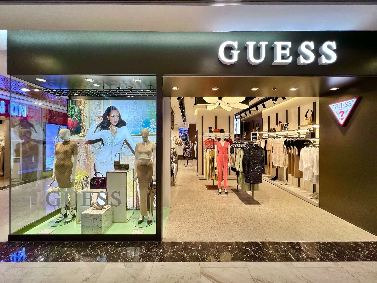 GUESS, GUESS Việt Nam, cửa hàng GUESS, thời trang cao cấp, sao Việt