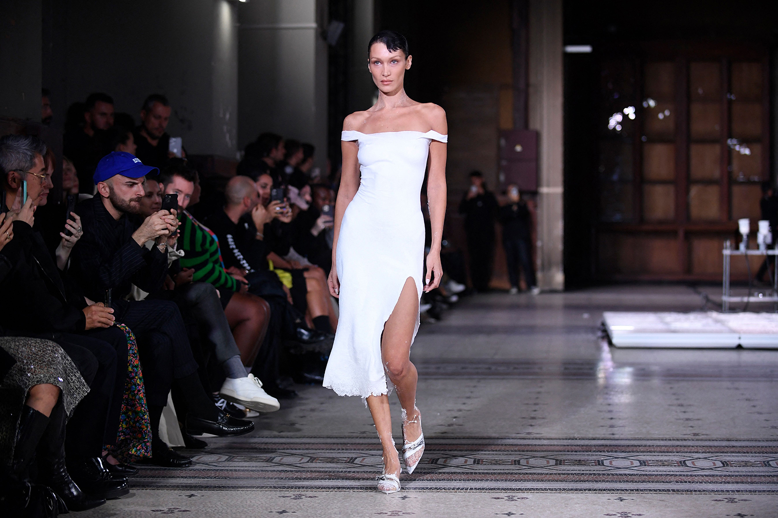 wwk-xu-huong-thoi-trang-he-2023-vay-xe-ta-slit-dress-skirt-fashion-trending
