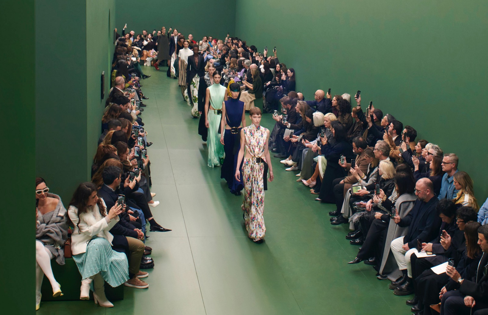 Loewe, Loewe 2024, bst thu đông 2024, tuần lễ thời trang, paris fashion week, xu hướng thời trang thu đông