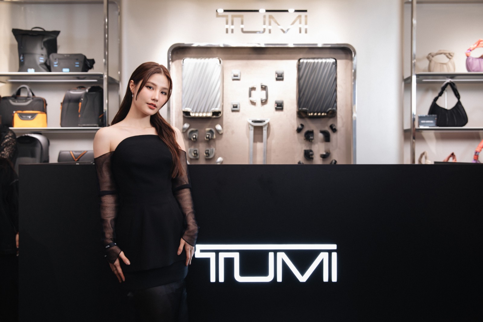 TUMI, cửa hàng tumi, tumi bưu điện thành phố, diễm my 9x, lương thùy linh, siêu mẫu tuyết lan