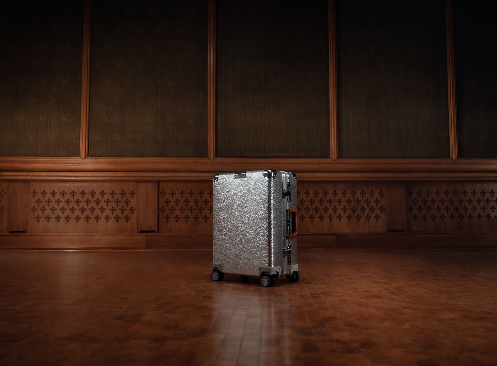 RIMOWA, vali RIMOWA, RIMOWA Hammerschlag, vali cao cấp, thời trang cao cấp, hành lý du lịch cao cấp