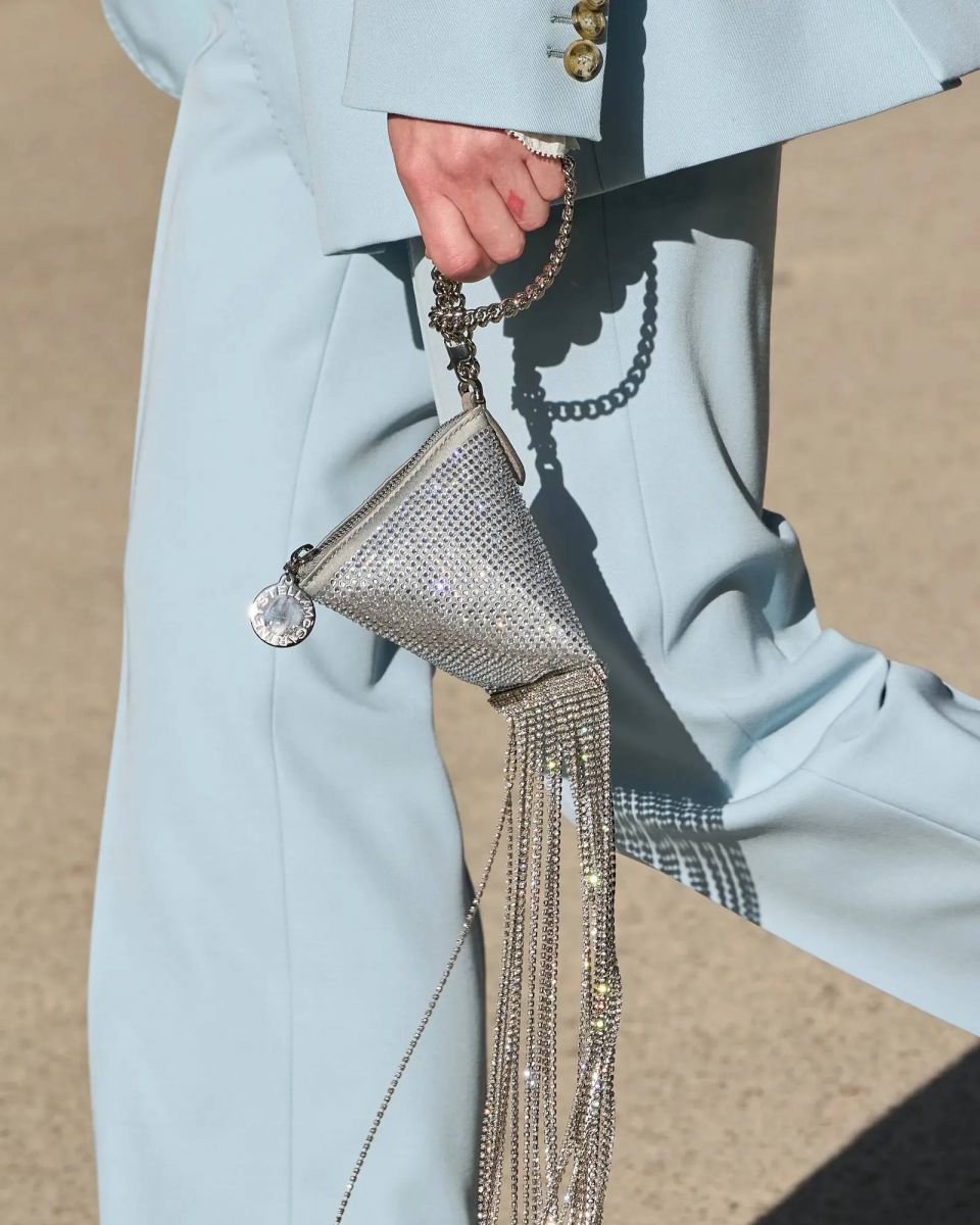 xu hướng thời trang, xu hướng túi xách, thời trang thu đông, bag trend 2024, clutch, oversized bag, double bags, fringe