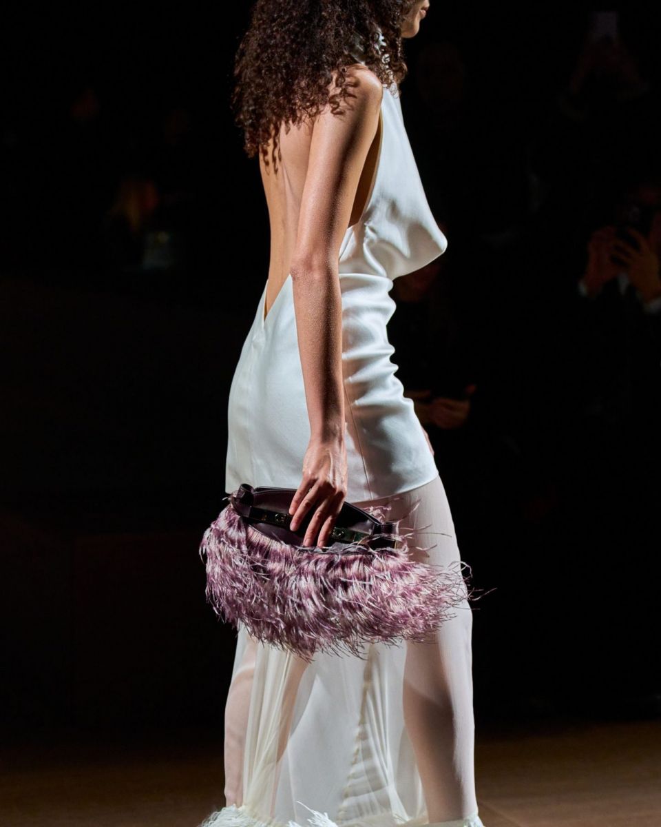 xu hướng thời trang, xu hướng túi xách, thời trang thu đông, bag trend 2024, clutch, oversized bag, double bags, fringe