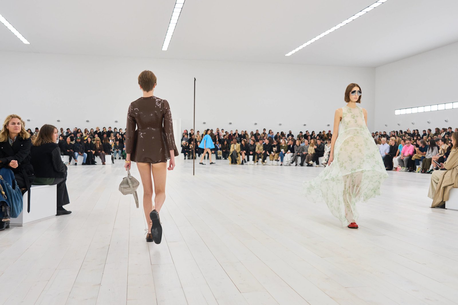 Loewe, Loewe 2025, Loewe spring summer, fashion week 2025, paris fashion week, xu hướng thời trang, tuần lễ thời trang