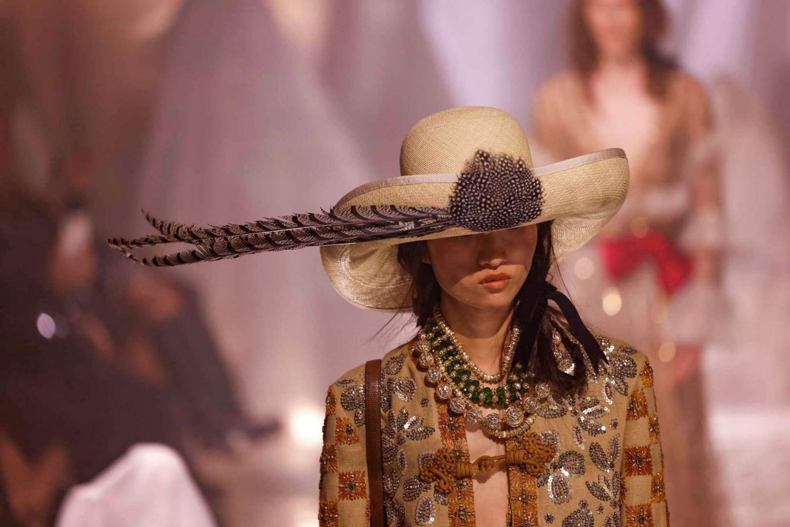 Valentino, Valentino 2025, Alessandro Michelle, fashion week 2025, paris fashion week, spring summer 2025, thời trang xuân hè, xu hướng thời trang