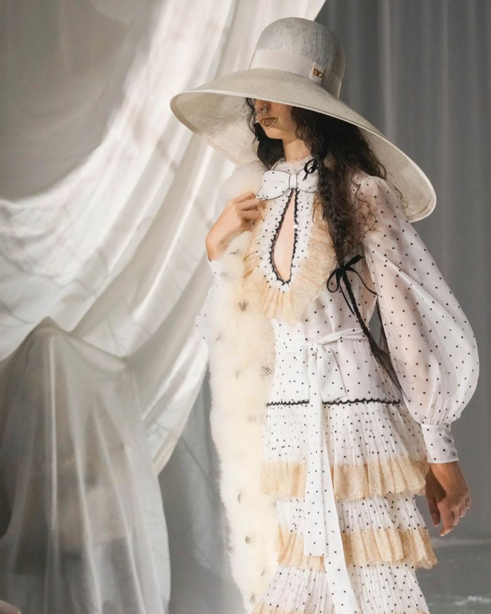 Valentino, Valentino 2025, Alessandro Michelle, fashion week 2025, paris fashion week, spring summer 2025, thời trang xuân hè, xu hướng thời trang