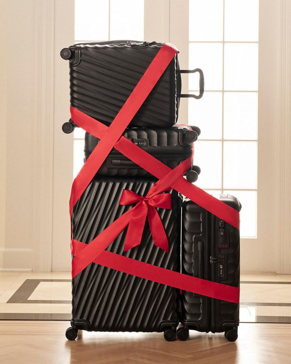 TUMI, hành lý TUMI, vali TUMI, TUMI 19 Degree Aluminum, quà tặng Giáng Sinh, mùa lễ hội, gifting collection 2024